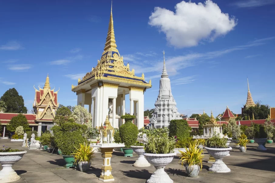 la-beaute-du-palais-royal-et-de-la-pagode-dargent-au-cambodge-4