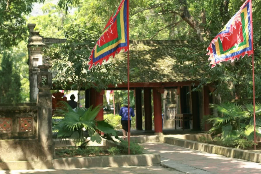 faire-un-voyage-au-vietnam-pour-visiter-le-temple-du-roi-le-dai-hanh-a-ninh-binh-1