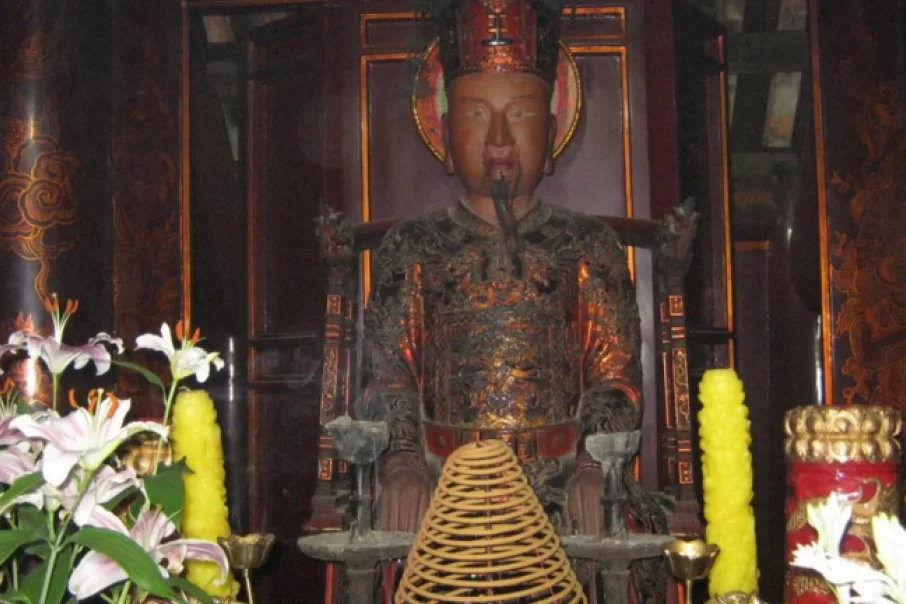 faire-un-voyage-au-vietnam-pour-visiter-le-temple-du-roi-le-dai-hanh-a-ninh-binh-2-1
