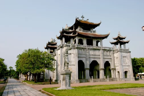 La cathédrale Phat Diem – une de la cathédrale la plus puissante dans le nord du Vietnam