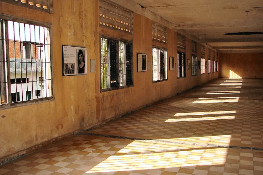 1024px-tuol-sleng-genocide-museum-cells