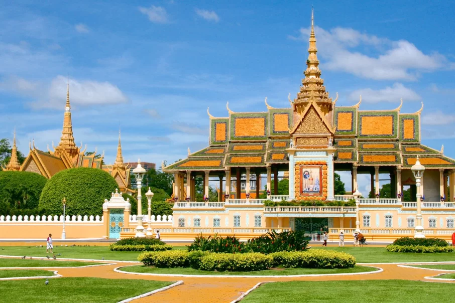la-beaute-du-palais-royal-et-de-la-pagode-dargent-au-cambodge-1