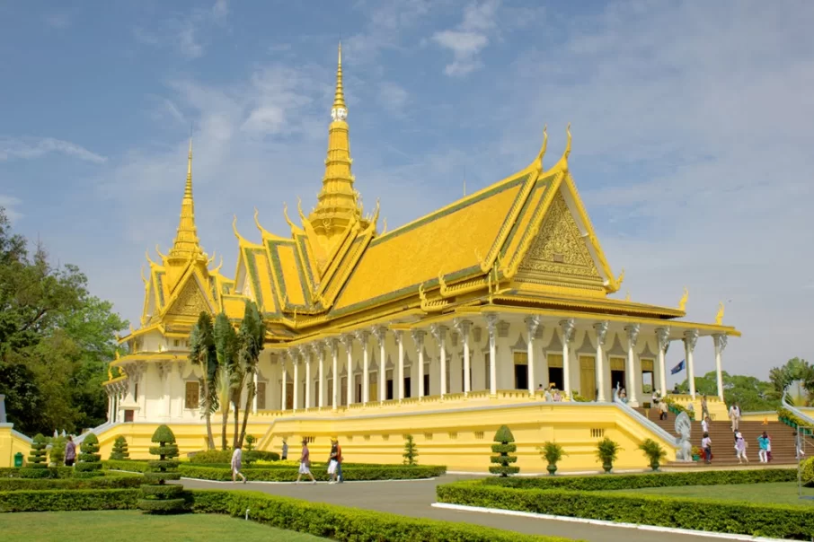 la-beaute-du-palais-royal-et-de-la-pagode-dargent-au-cambodge-3
