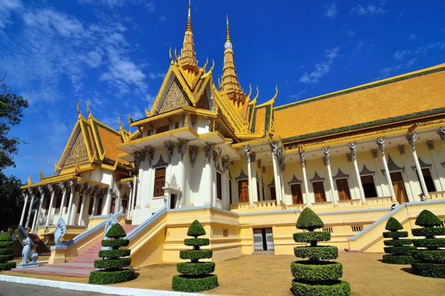 le-palais-royal-et-la-pagode-dargent-phnom-penh